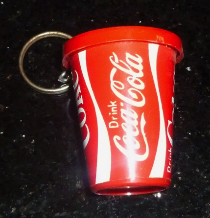 93167-1 € 2,00 coca cola sleutelhanger plastic drinkbeker.jpeg